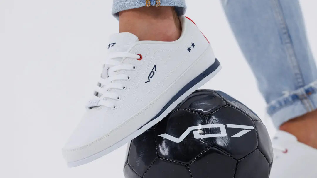 LES SNEAKERS VO7: UN ACCESSOIRE MODE POUR LES FOOTBALLEURS